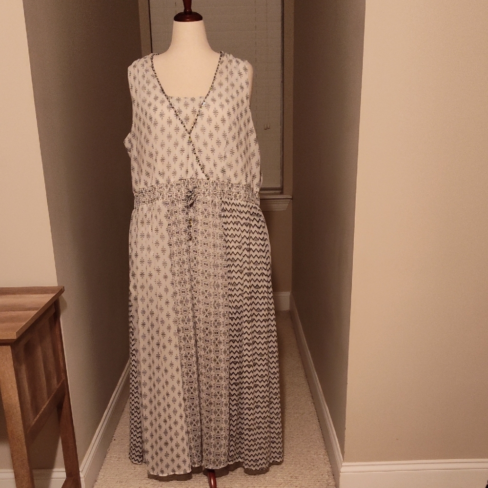 Elegant White and Black Patterned Dress